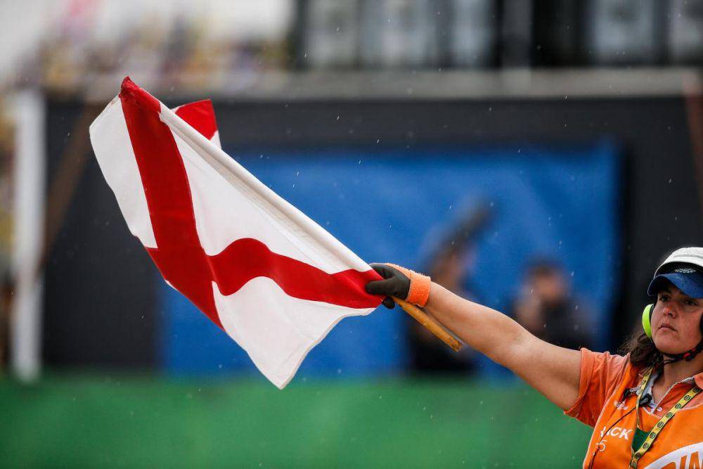 ilustrasi white flag with a red x (motogp.com)
