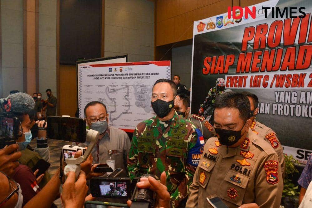 Komandan Resor Militer (Danrem) 162/Wira Bhakti Brigadir Jenderal TNI Ahmad Rizal Ramdhani saat memberikan keterangan pers (IDN Times/Linggauni)