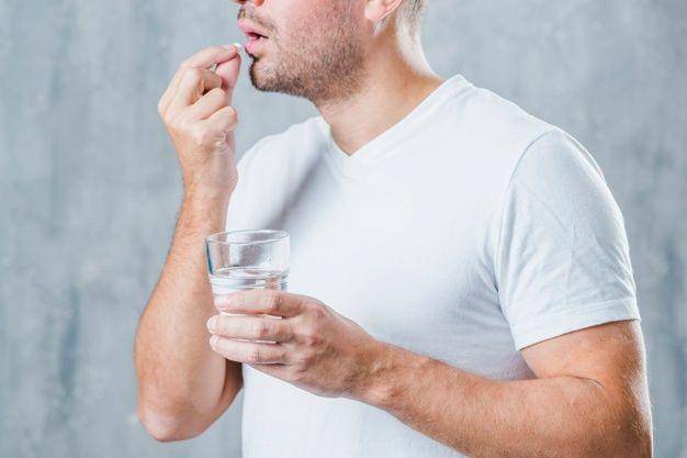 ilustrasi minum obat minoxidil (freepik.com/freepik)
