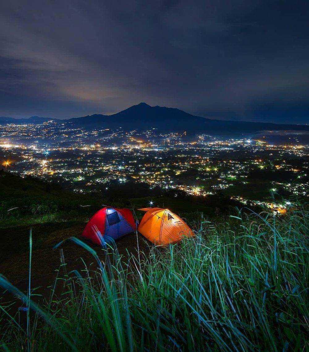 Suasana malam di Bukit Alesano, Bogor (instagram.com/backpackerjakarta)