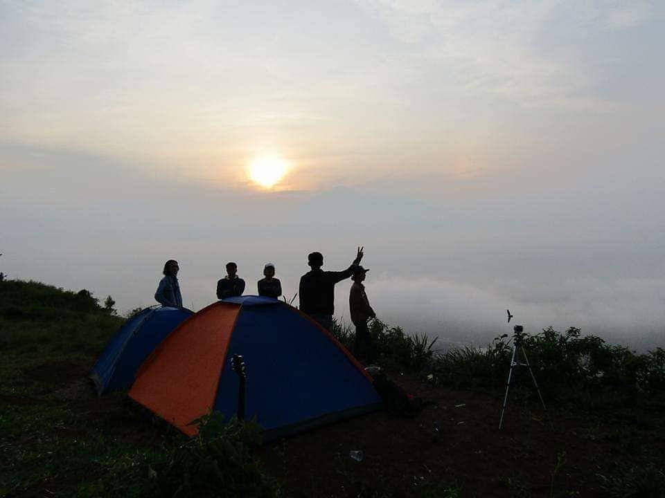 Berkemah di Bukit Alesano, Bogor (instagram.com/sunda_nese33)