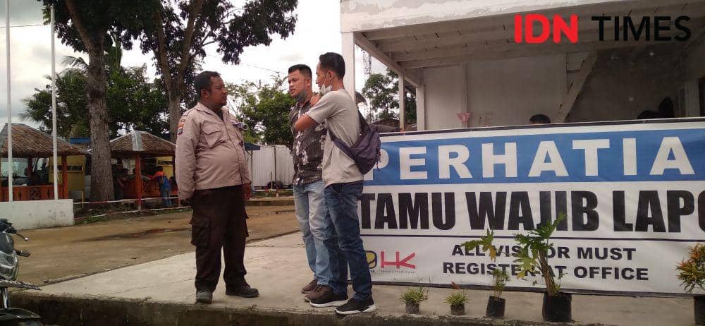 Pihak perusahaan yang coba dikonfirmasi dengan mendatangi kantornya dan hanya diterima satpam (IDN Times/ Bambang Suhandoko)
