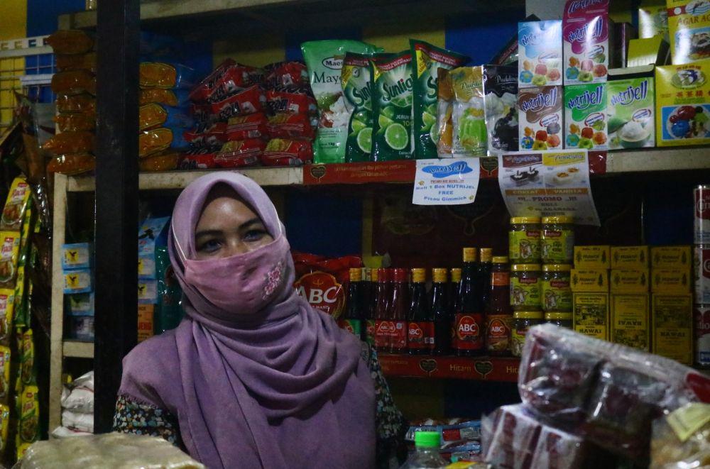 Avi Riskia, pedagang di Pasar Besar saat menjelaskan mengenai kenaikan harga minyak. IDN Times/Alfi Ramadana