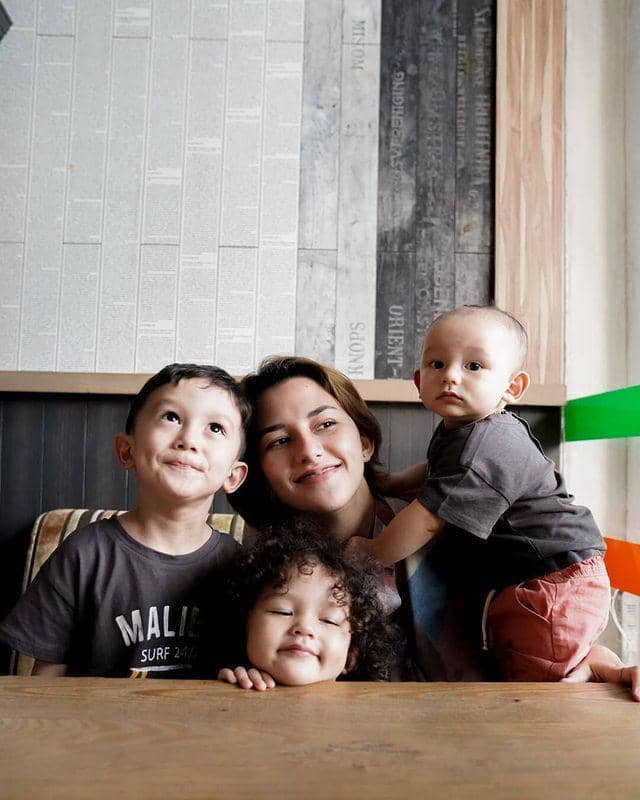 potret Dahlia Poland dan ketiga buah hati (instagram.com/dahliachr)