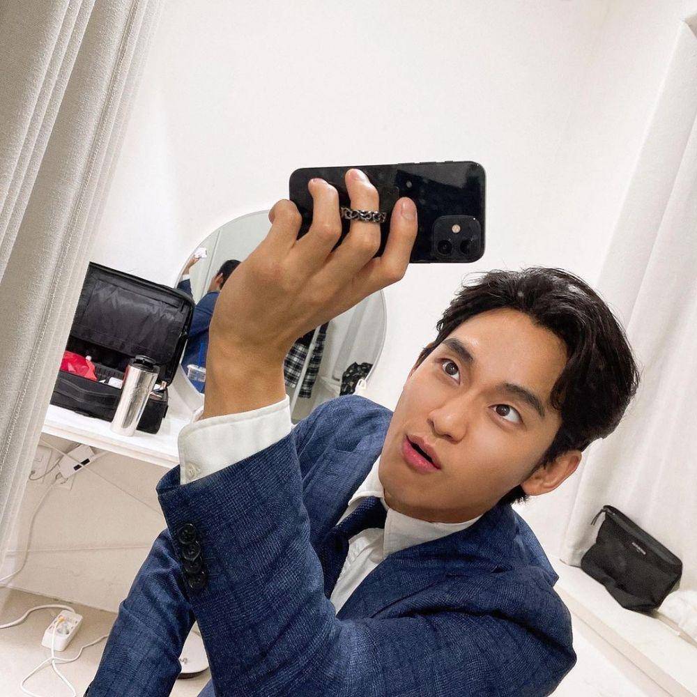 Kim Soo Hyun  (instagram.com/soohyun_k216)