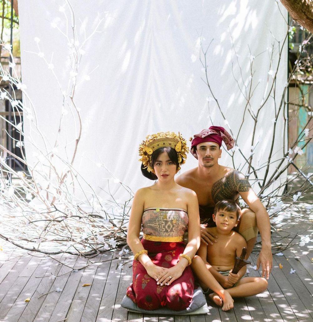 Tinggal di Bali, 5 Potret Artis Rayakan Hari Raya Galungan
