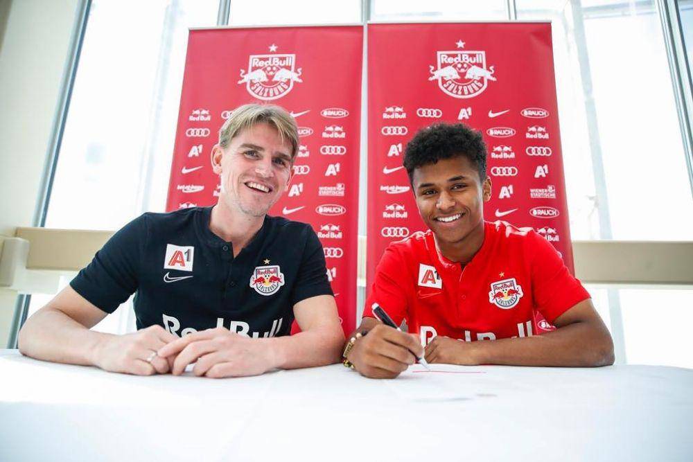 Tanda tangan kontrak Karim Adeyemi di RB Salzburg (instagram.com/karim_adeyemi)