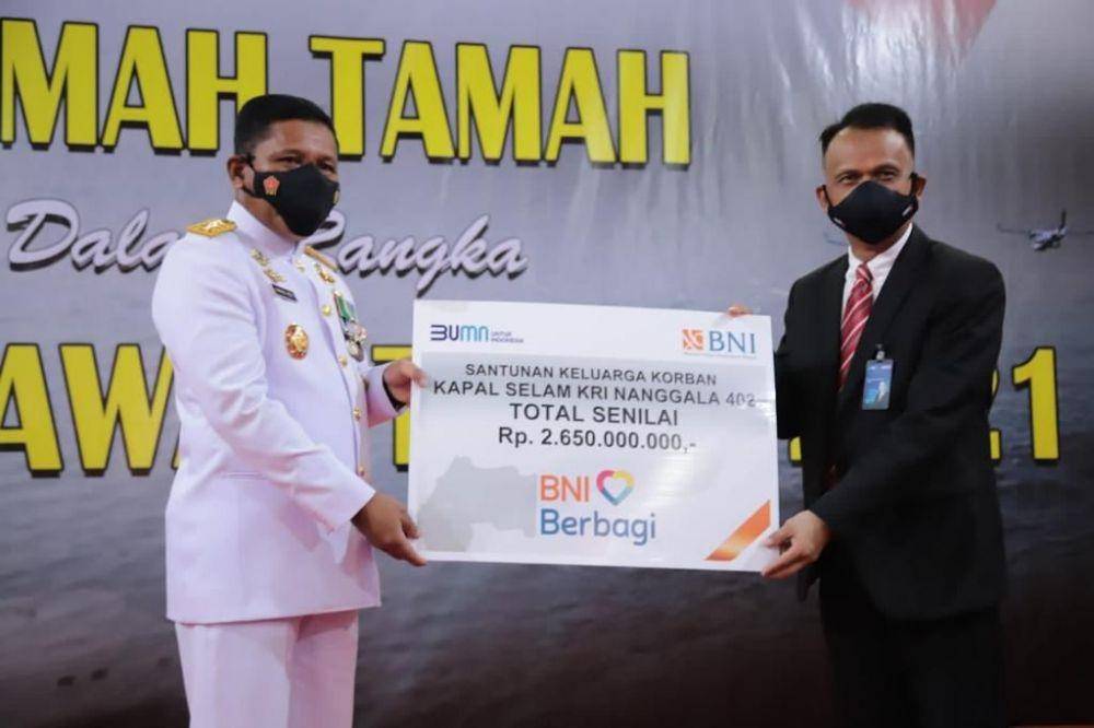 PT Bank Negara Indonesia (Persero) Tbk atau BNI yang memberikan santunan kepada para ahli waris awak KRI Nanggala 402. Santunan diterima secara simbolis oleh  Wakil Kepala Staf Angkatan Laut Laksamana Madya TNI Ahmadi Heri Purwono dari Senior Vice President BNI Ahmad Salman Somantri, di Jakarta, Rabu (10 November 2021). (Dok. BNI)