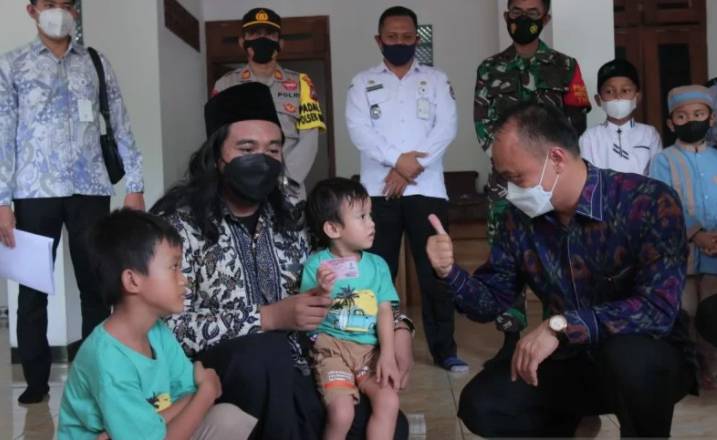 Dirjen Dukcapil Kemendagri), Zudan Arif Fakrulloh saat menemui bocah pemilik nama terpanjang di Tuban, Jawa Timur, Rabu (10/11/2021).(ANTARA/HO-Kemendagri)