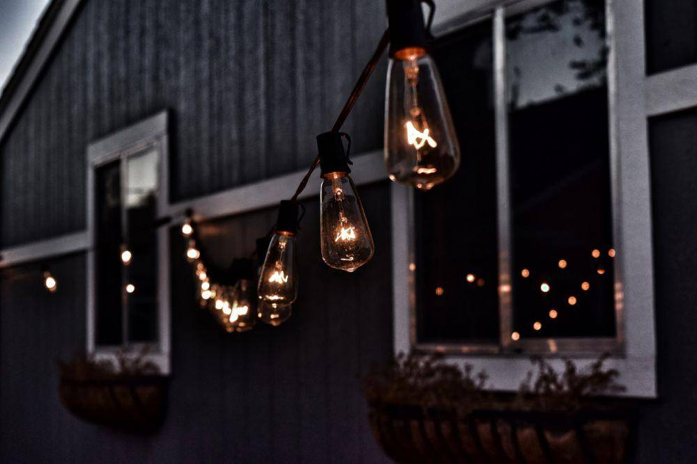 ilustrasi bohlam lampu outdoor (unsplash.com/@dtpennington)