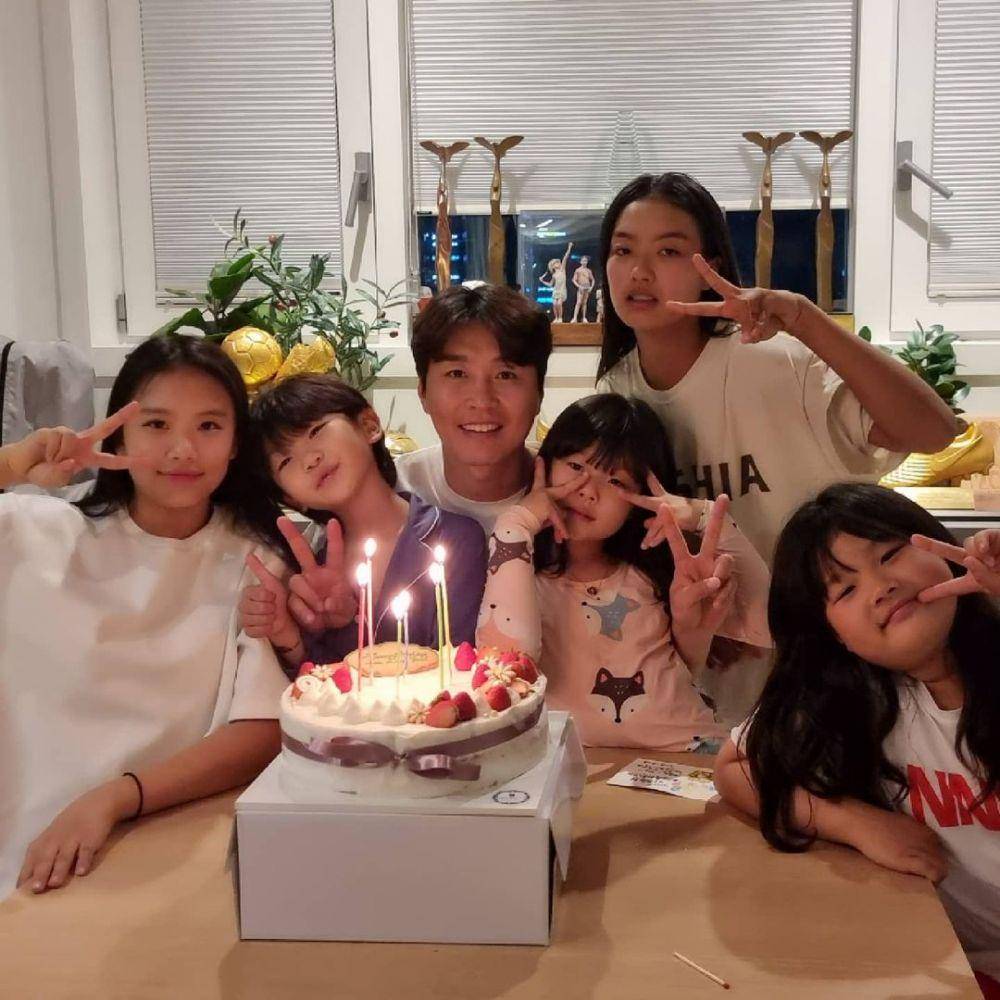 Lee Dong Gook dan kelima anaknya (instagram.com/dglee20)