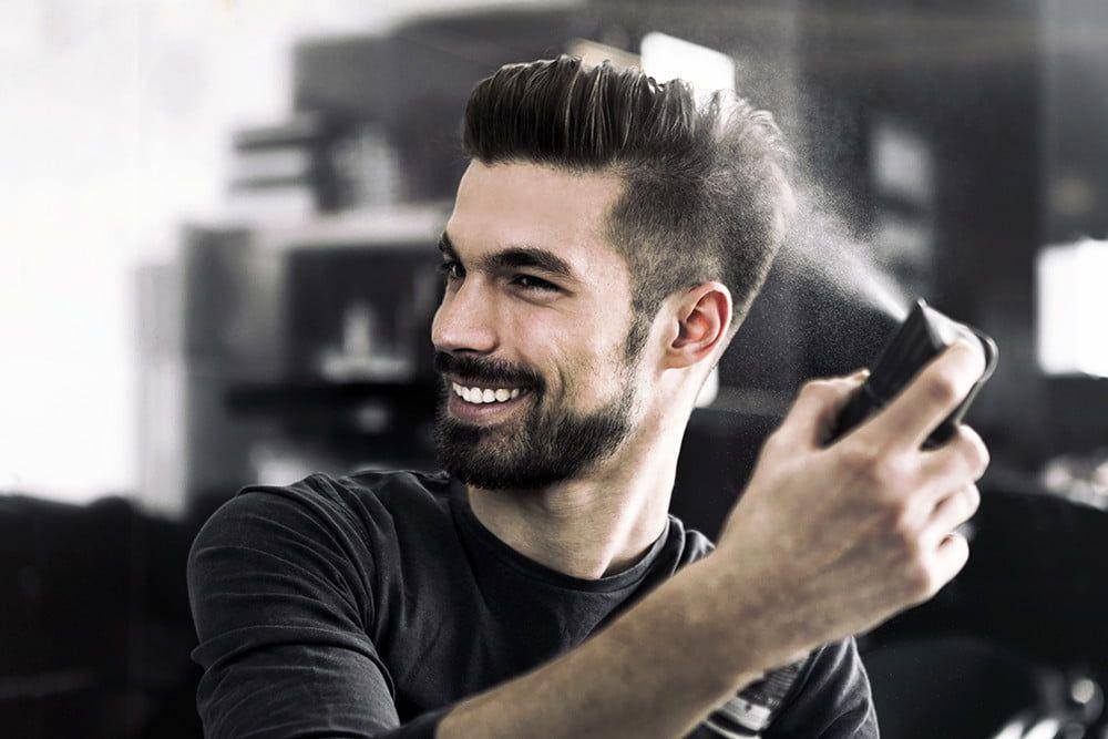 Ilustrasi penggunaan hair mist (themanual.com)