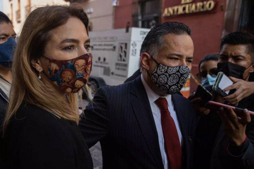 Kepala UIF Meksiko, Santiago Nieto dan istrinya Carla Humphrey. (twitter.com/Lacrisisdehoy)
