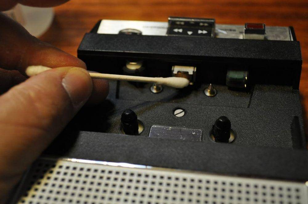 ilustrasi membersihkan player kaset (instructables.com)