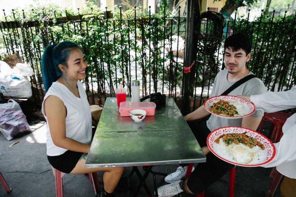ilustrasi makan bareng pacar (pexels.com/George Pak)