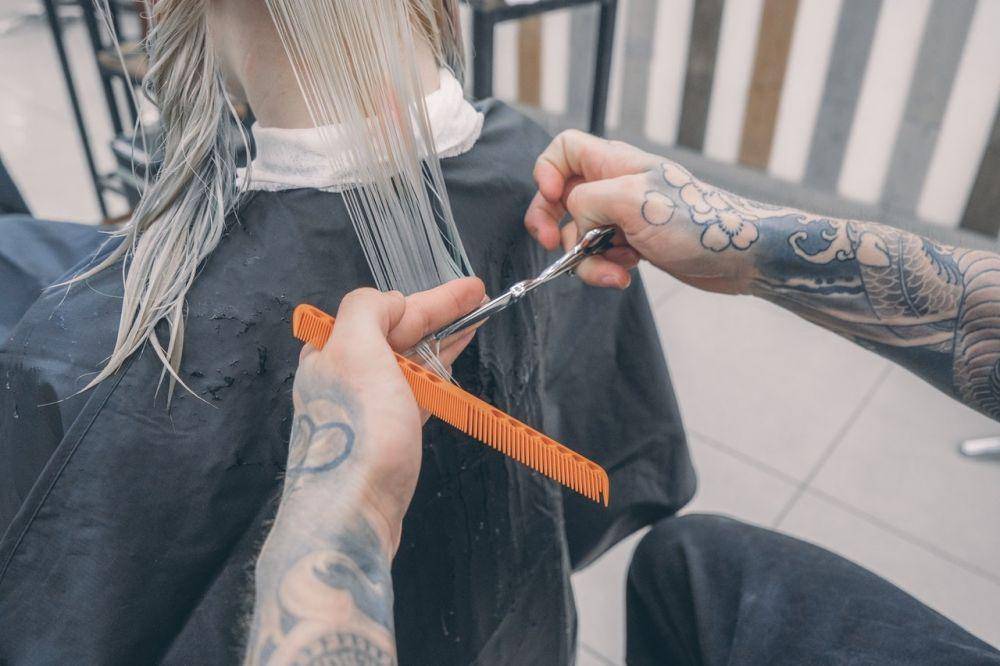 ilustrasi potong rambut (pexels.com/Maria Geller)