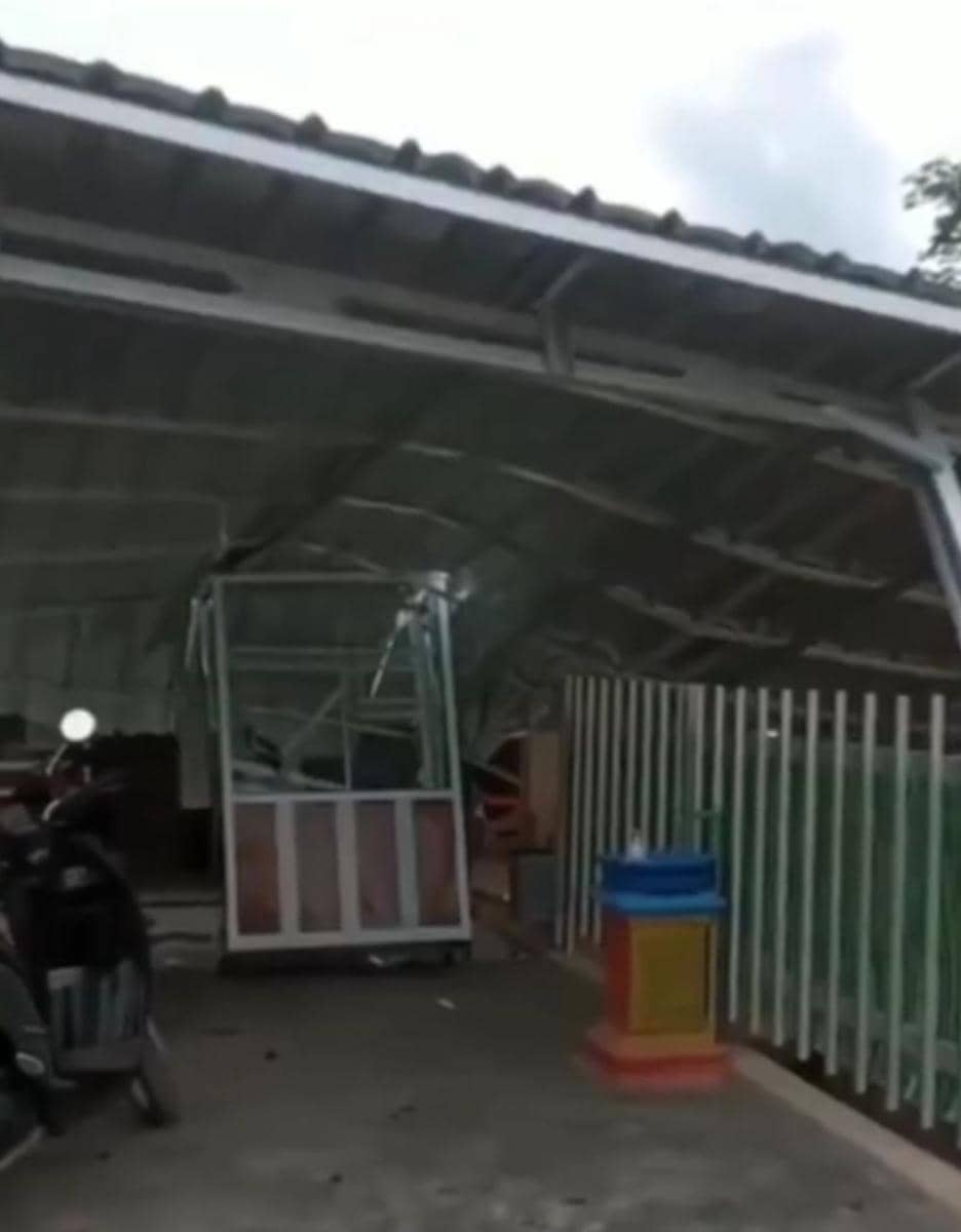 Toko yang rusak akibat helikopter terbang rendah (IDN Times/istimewa)