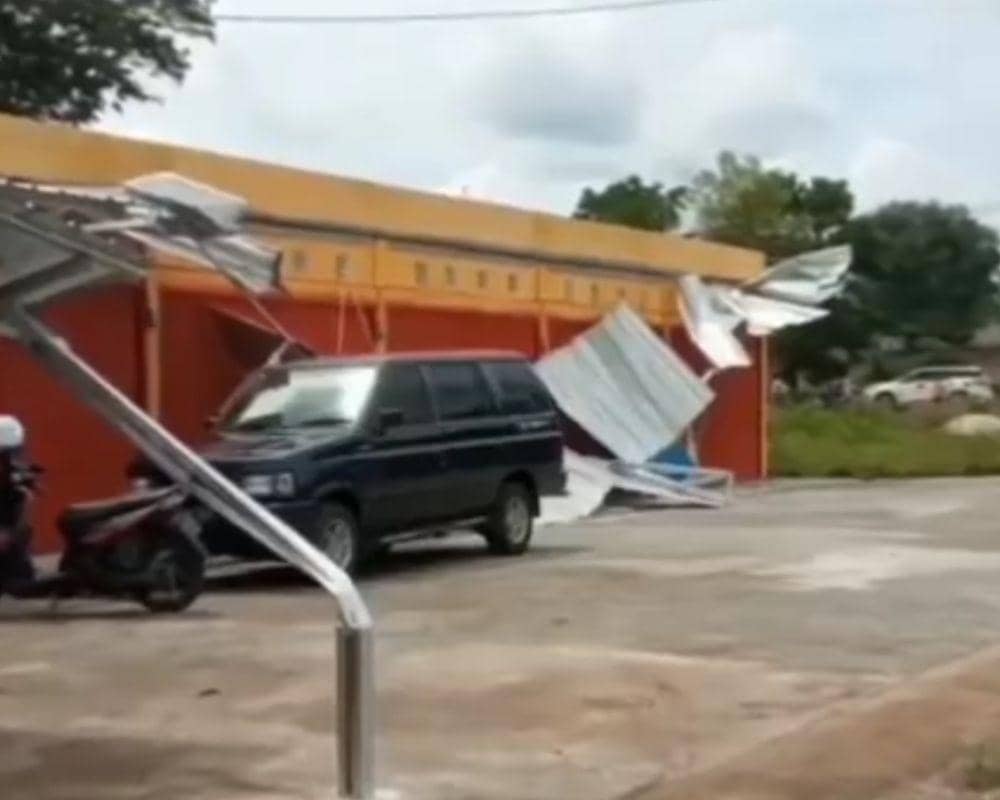 Potongan video helikopter milik TNI AD yang terbang rendah di OKU Timur (IDN Times/istimewa)