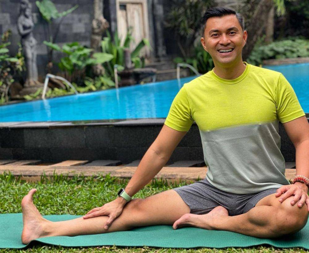 Anjasmara si aktor kondang yang merangkap profesi sebagai instruktur yoga (instagram.com/anjasmara)