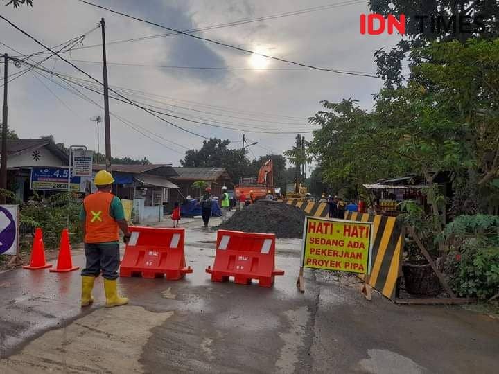 Penutupan akses jalan yang dilakukan saat pengerjaan JDU (IDN Times/ Bambang Suhandoko)