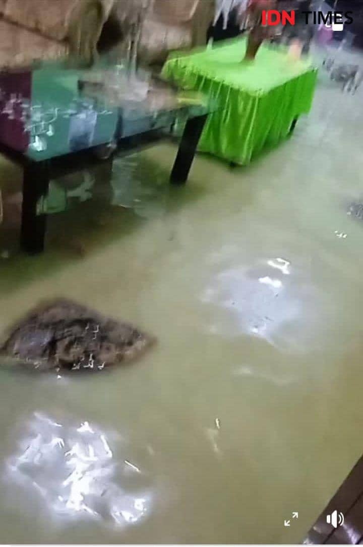 Rumah warga kebanjiran dampak pembangunan JDU di Kota Binjai (IDN Times/ Bambang Suhandoko)