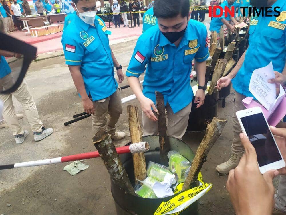 Ditresnarkoba Polda Lampung memusnahkan barang bukti narkotika. (IDN Times/Tama Yudha Wiguna)