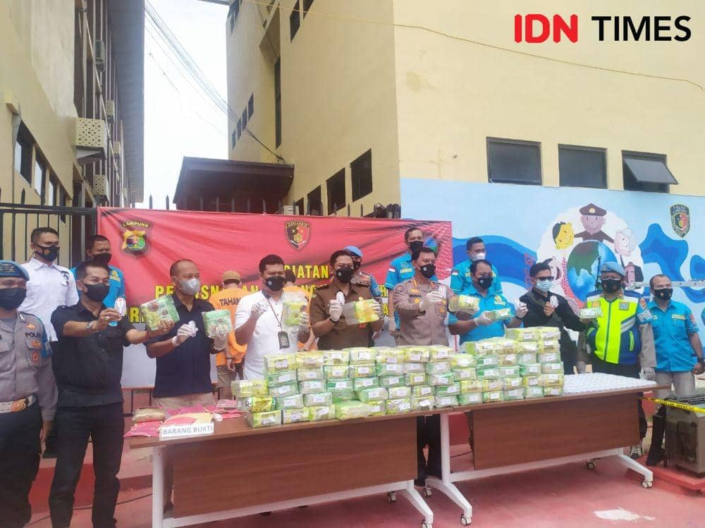 Ditresnarkoba Polda Lampung memusnahkan barang bukti narkotika. (IDN Times/Tama Yudha Wiguna)