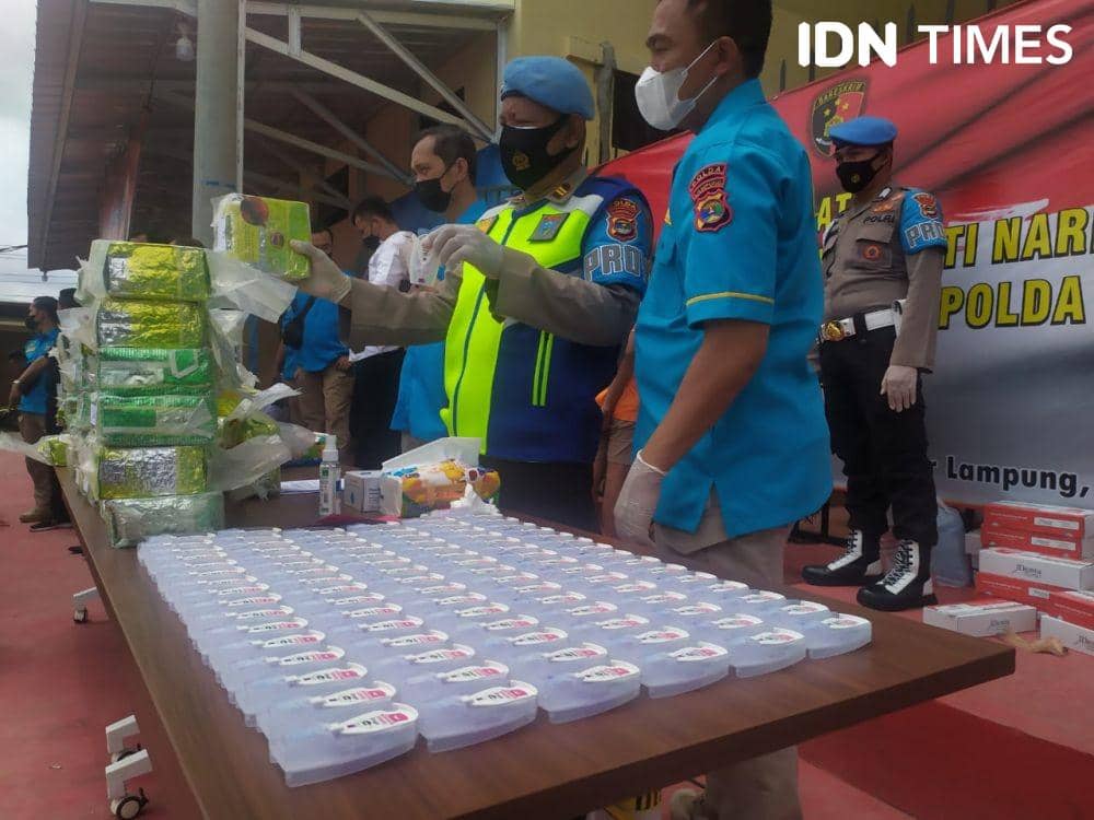 Ditresnarkoba Polda Lampung memusnahkan barang bukti narkotika. (IDN Times/Tama Yudha Wiguna)