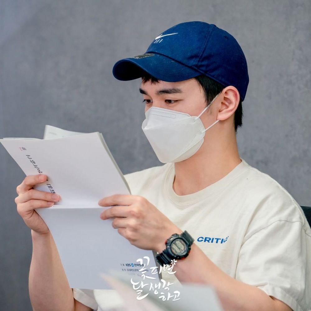 potret pembacaan naskah When Flowers Bloom, I Think of the Moon (instagram.com/kbsdrama)