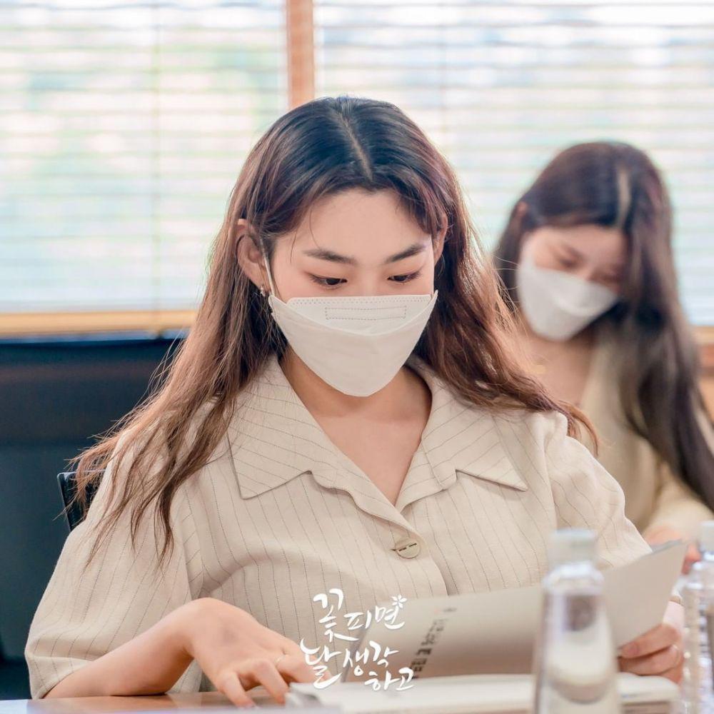 potret pembacaan naskah When Flowers Bloom, I Think of the Moon (instagram.com/kbsdrama)