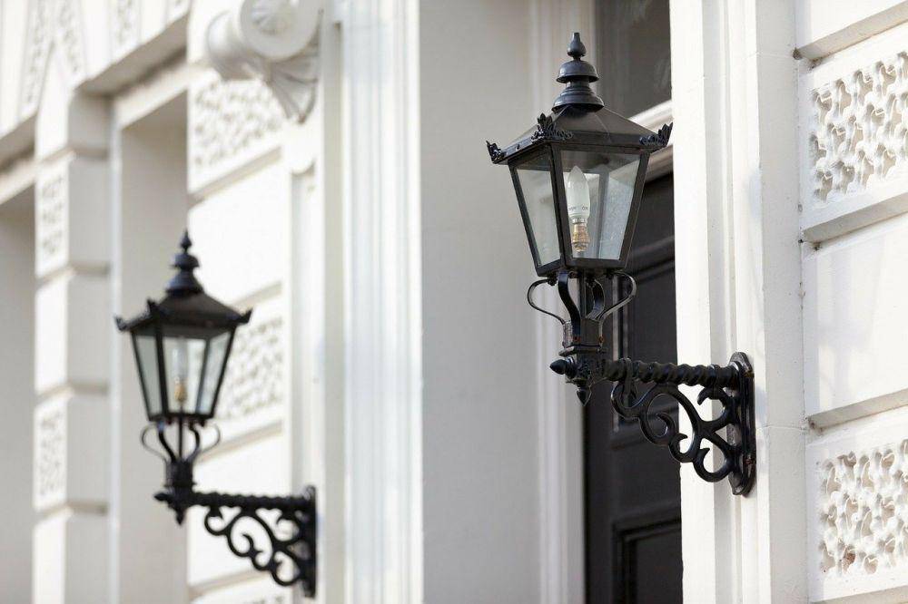 ilustrasi bohlam lampu outdoor (pixabay.com/@publicdomainpictures-14)