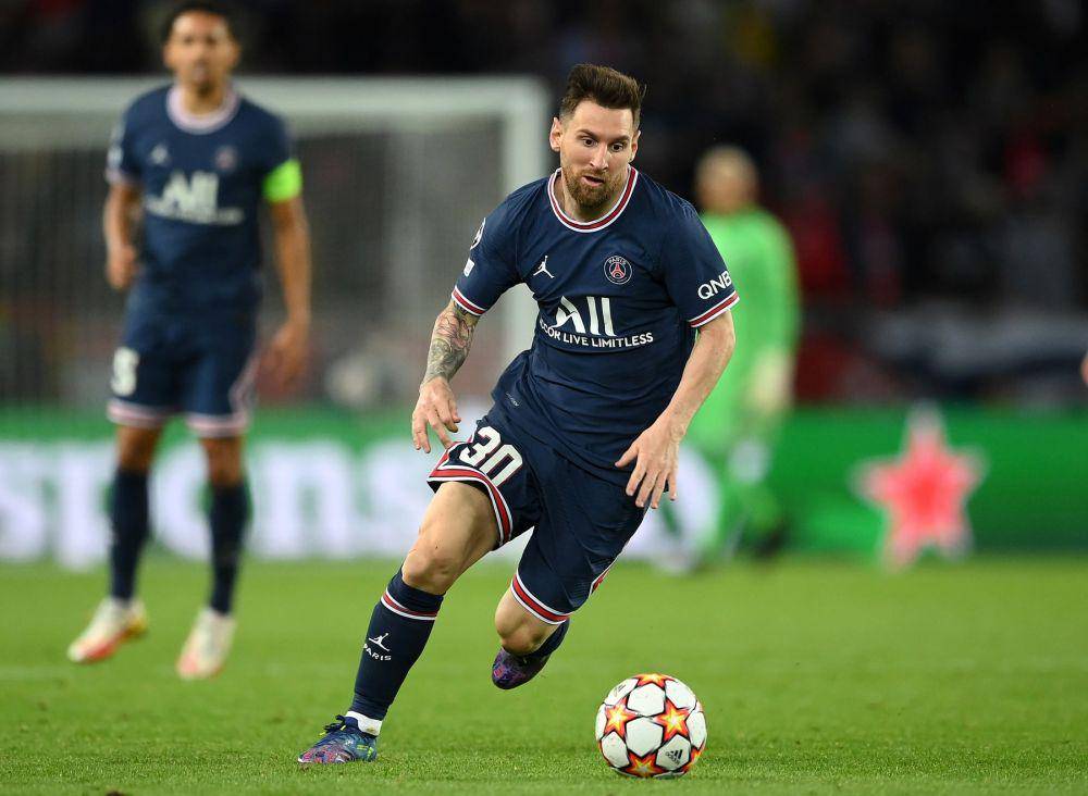 potret Lionel Messi menggiring bola (psgtalk.com)