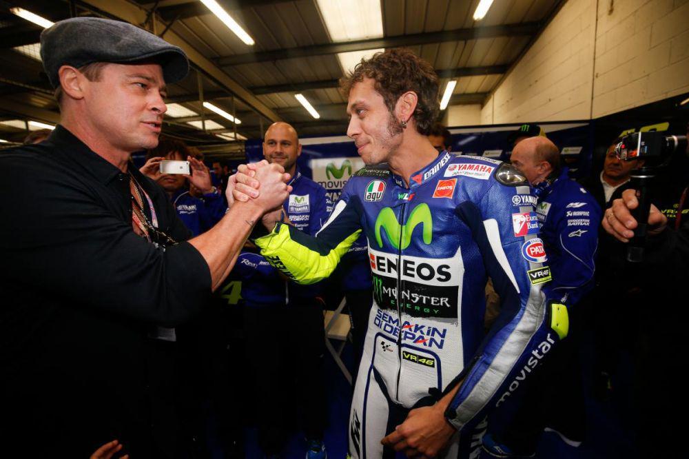Valentino Rossi dan Brad Pitt (motogp.com)