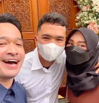 Ruben Onsu dan Putra Siregar di siraman Ria Ricis, Selasa (09/11/2021) (instagram.com/ruben_onsu)