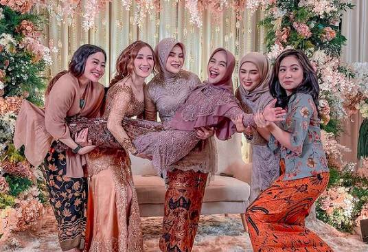 Sahabat Ricis di siraman Ria Ricis, Selasa (09/11/2021) (instagram.com/alizaputri123)