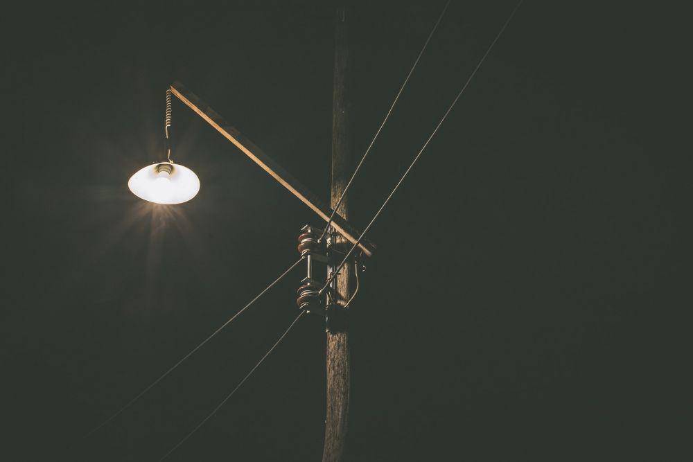 ilustrasi bohlam lampu outdoor (unsplash.com/@sveninho)