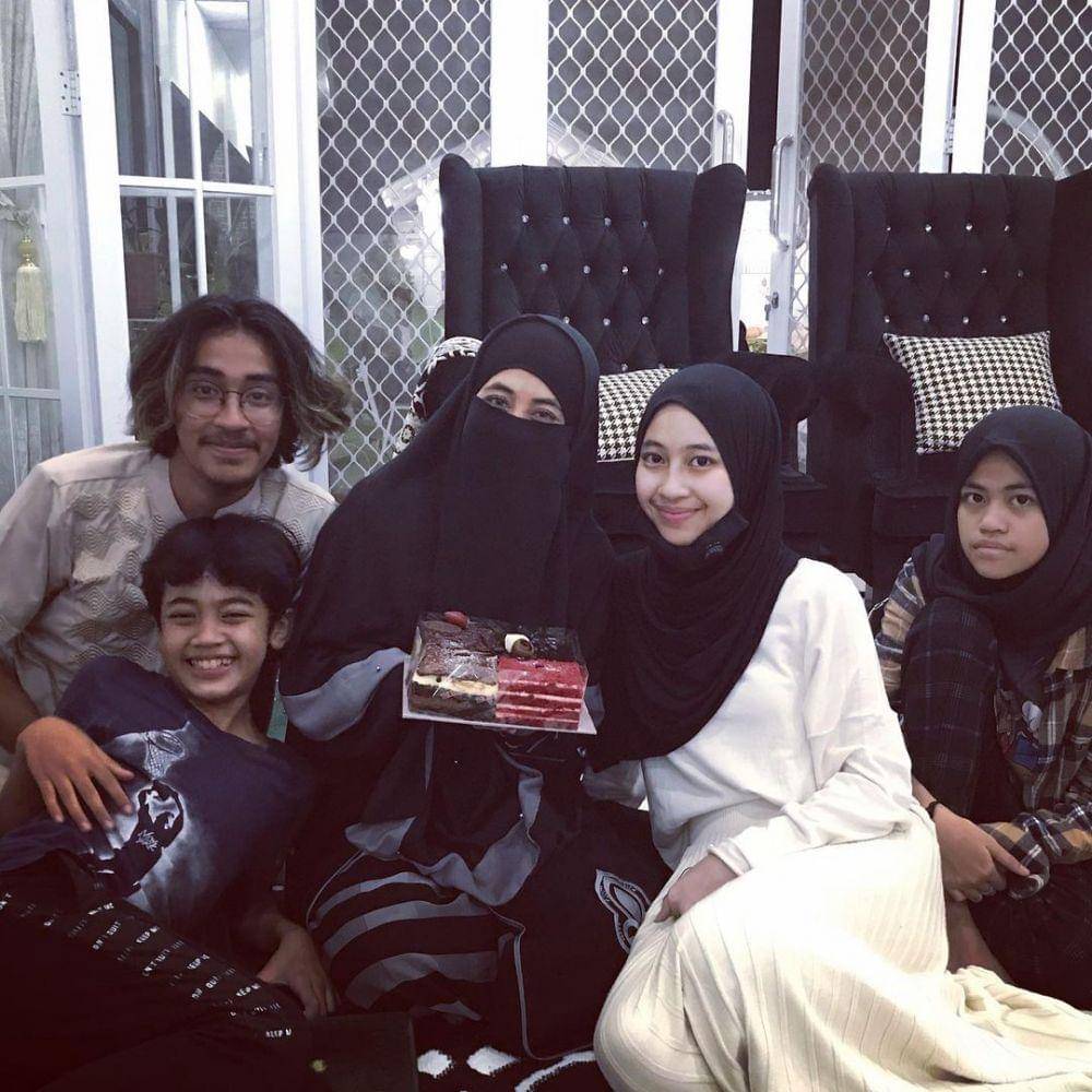 Pipik Dian Irawati dan buah hati (instagram.com/_ummi_pipik_)