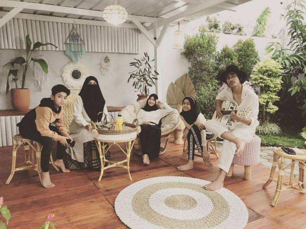 Pipik Dian Irawati dan buah hati (instagram.com/_ummi_pipik_)