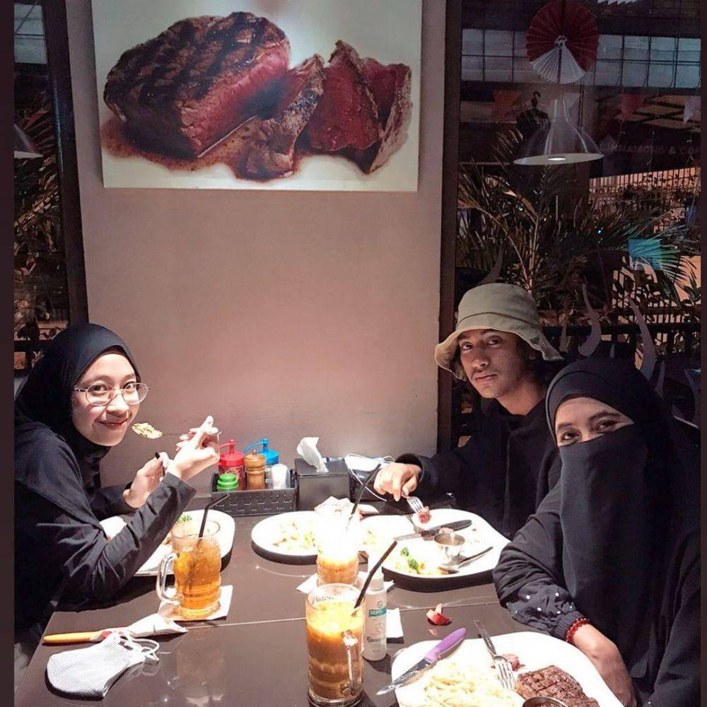 Pipik Dian Irawati dan buah hati (instagram.com/_ummi_pipik_)