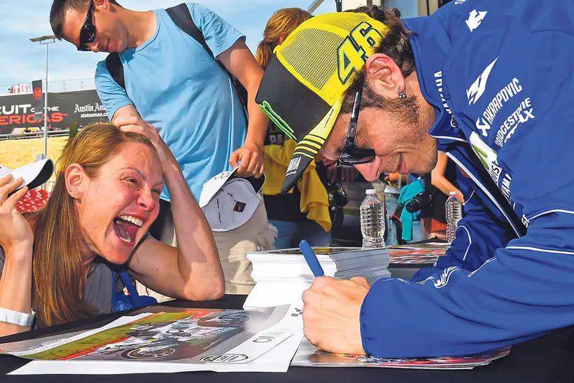 Valentino Rossi dan fans (motorcyclenews.com)