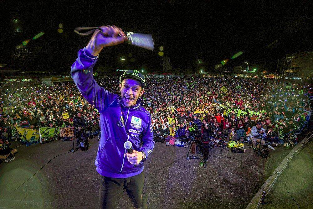 Valentino Rossi dan fans (motorcyclesports.net)