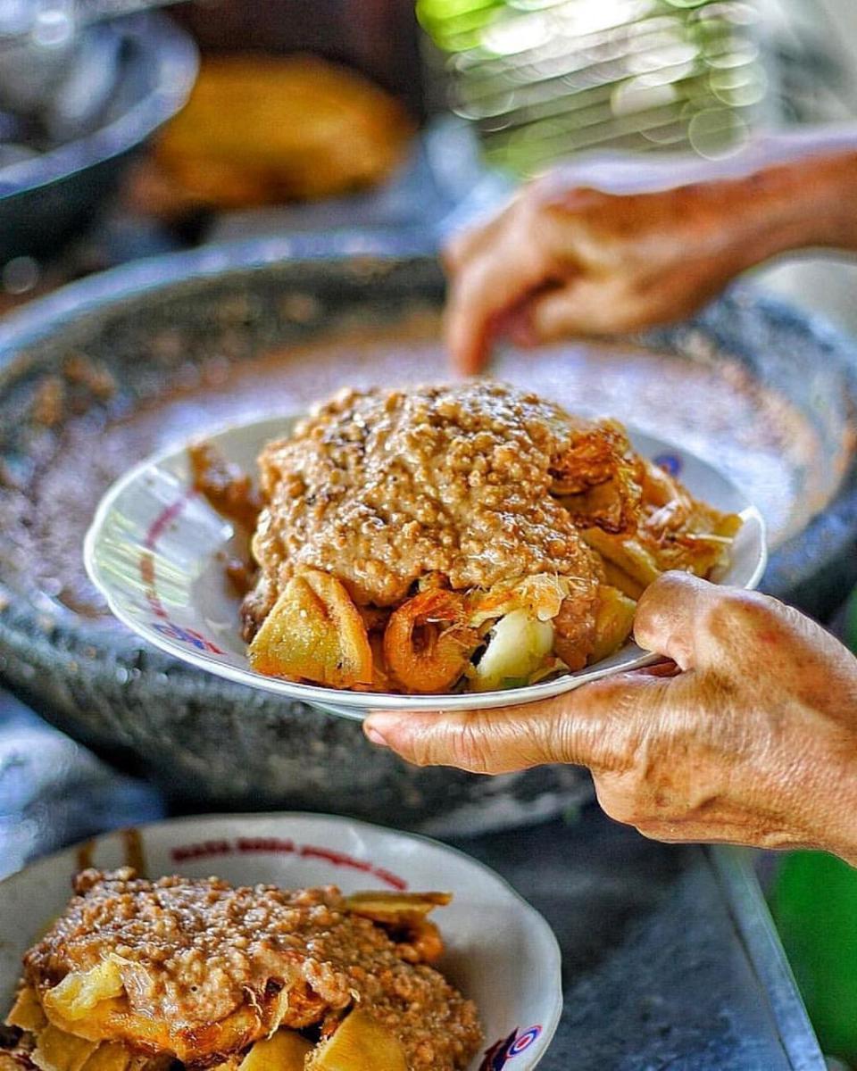 5 Spot Tahu Gimbal di Yogyakarta, Bumbu Kacangnya Pecah!
