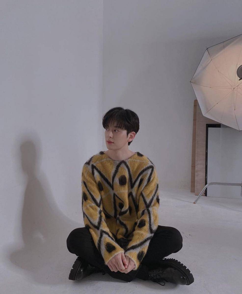 Gaya busana Donghyun (instagram.com/boy_e.black)