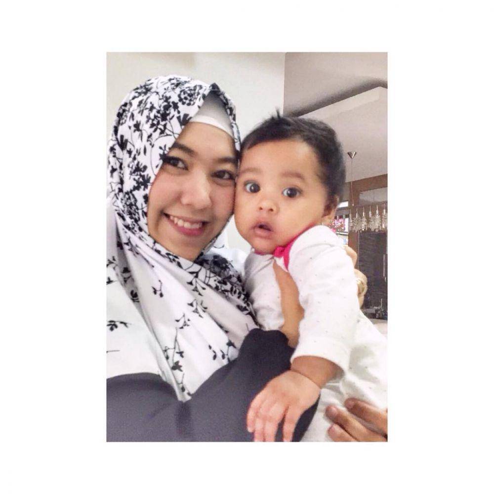 Santi Asoka Mala dan cucu sambung (instagram.com/santiasokamala)