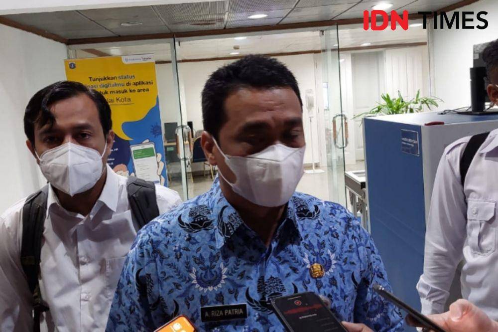 Wakil Gubernur DKI Jakarta, Ahmad Riza Patria saat menjawab pertanyaan wartawan di Gedung Balai Kota DKI Jakarta, Rabu malam (10/11/2021). (IDN Times/Uji Sukma Medianti).