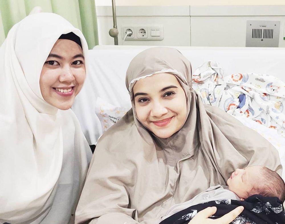Santi Asoka Mala dan cucu sambung (instagram.com/santiasokamala)
