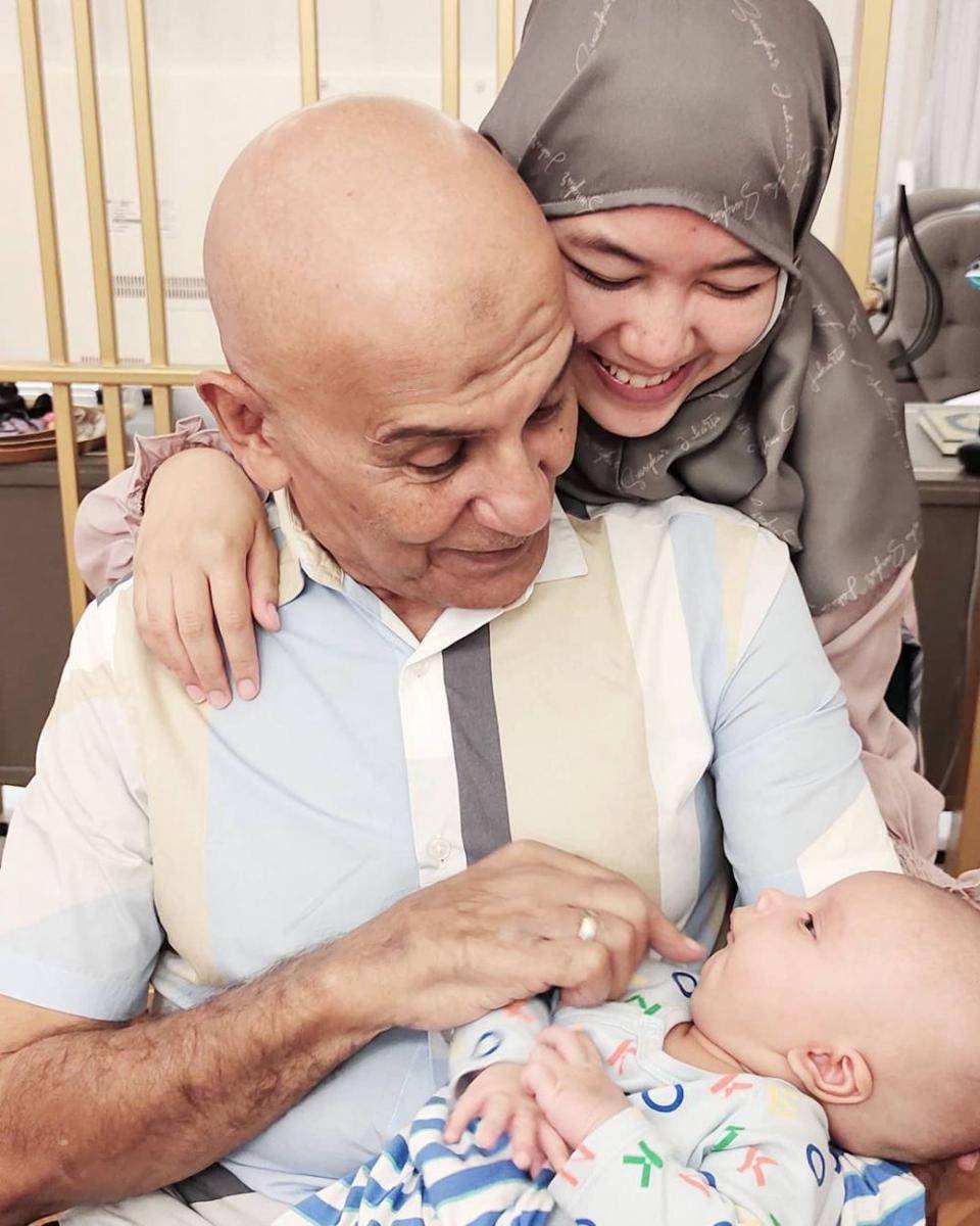 Santi Asoka Mala dan cucu sambung (instagram.com/santiasokamala)