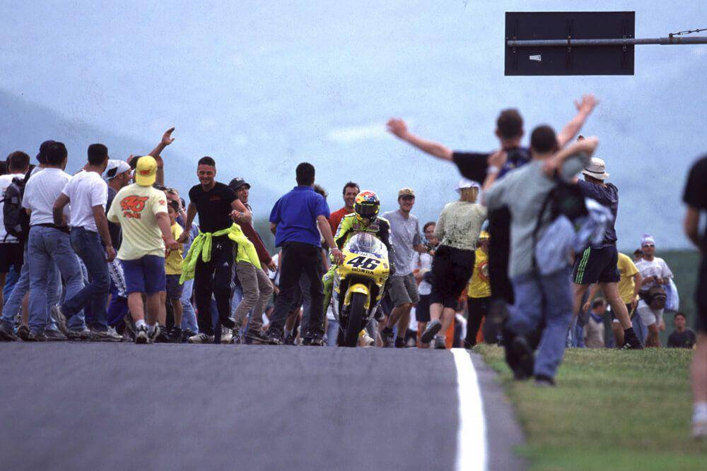 Valentino Rossi dan fans (valentinorossi.com)