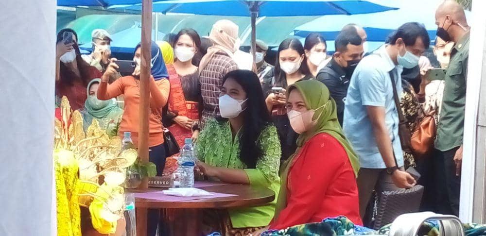 Majukan Produk Lokal, Kahiyang Ayu Resmikan Pojok UMKM