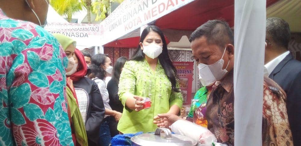 Kahiyang Ayu saat meresmikan Pojok UMKM di Grand Mercure Angkasa Medan (IDN Times/Indah Permata Sari)